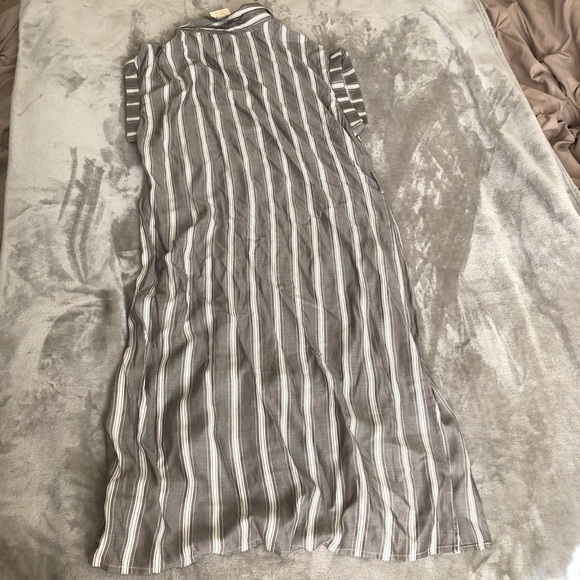 Collard strip button from sleeveless dress - Picture 3 of 3